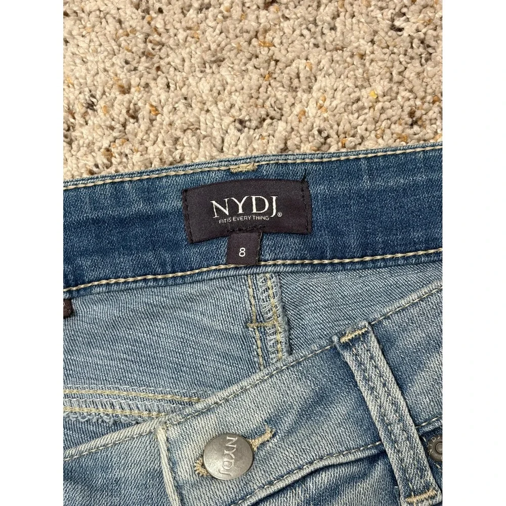 NYDJ Ella Denim Shorts Womens 8 Light Wash Blue Lift Tuck Stretch Bermuda Slit‎